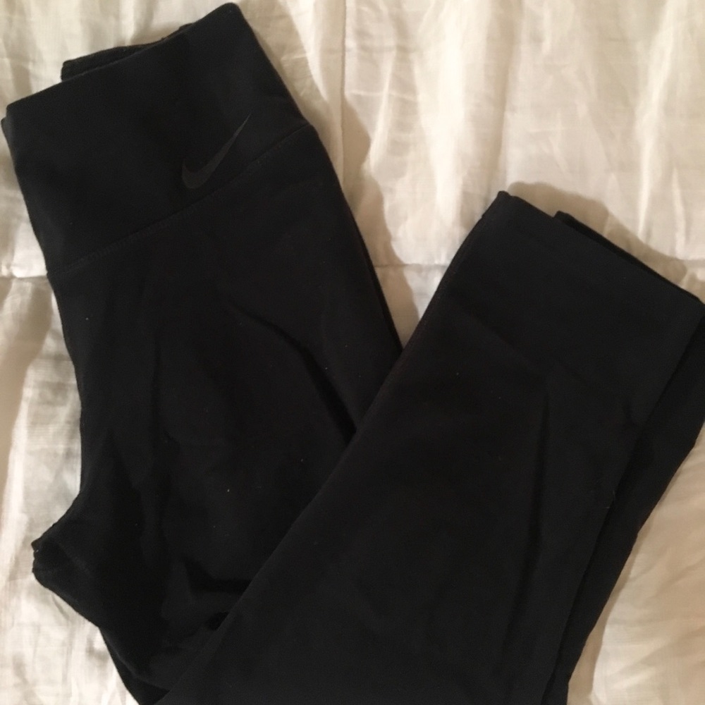 Nike cropped black athletic leggings.